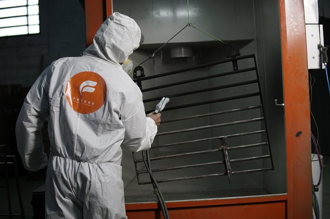 Aplicação de pintura eletrostática na cabine da Futura